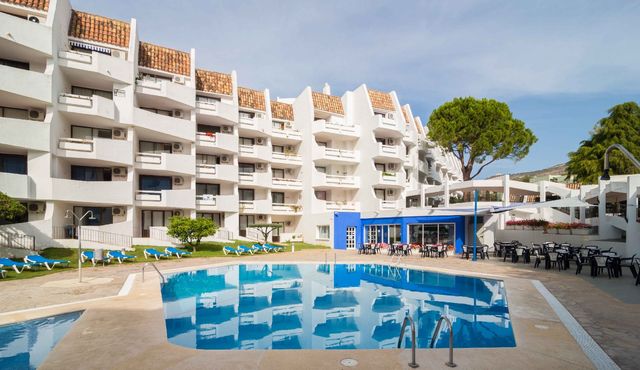 Jardin y piscina frontal eurhostal