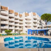 Jardin y piscina frontal eurhostal