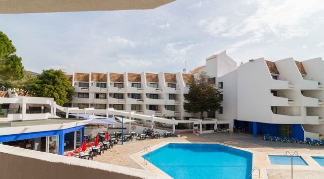 vista de la piscina desde un apartamento