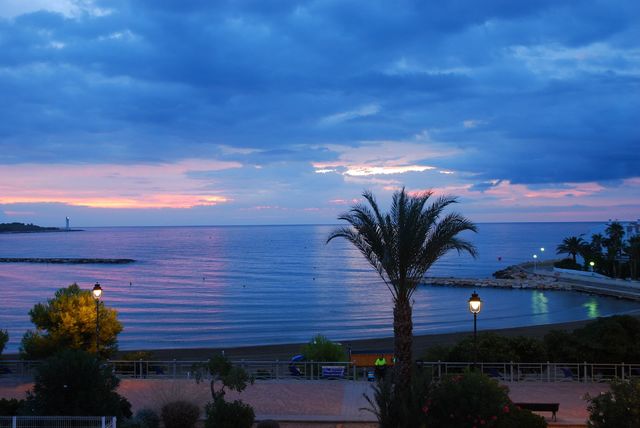 playa las fuentes anochecer