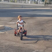 niño en moto a pedales